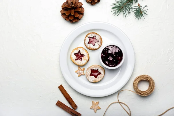 Тарелка Вкусным Печеньем Linzer Вареньем Белом Фоне — стоковое фото