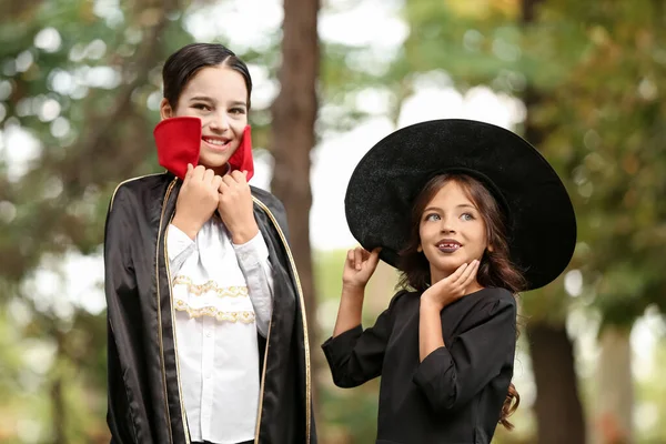 Roztomilé Malé Děti Halloweenských Kostýmech Venku — Stock fotografie