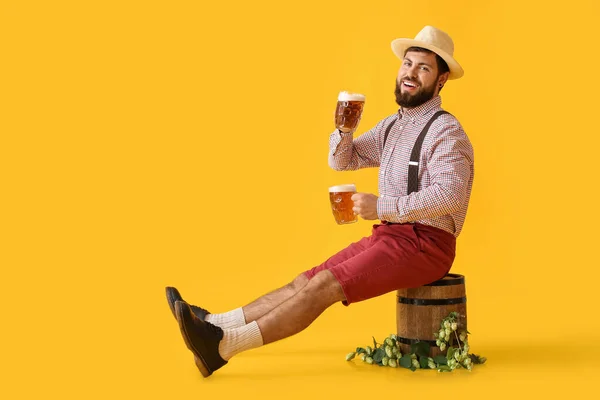 Bonito Homem Roupas Tradicionais Alemãs Com Cerveja Fundo Cor — Fotografia de Stock