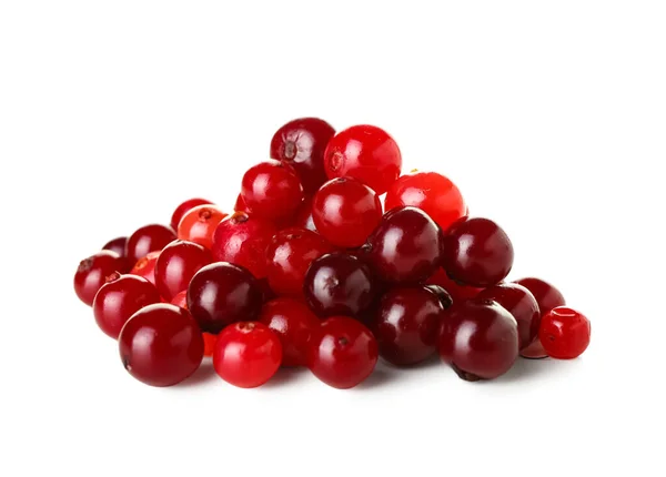 白色背景的成熟红莓堆 — 图库照片