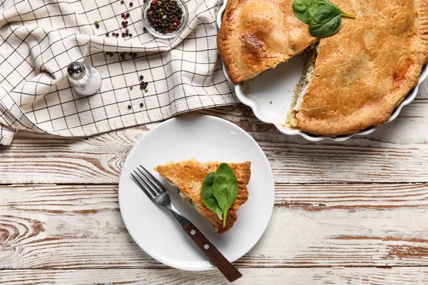 Auflaufform Und Teller Mit Stück Leckerem Hühnchentopfkuchen Auf Weißem Holzhintergrund — Stockfoto