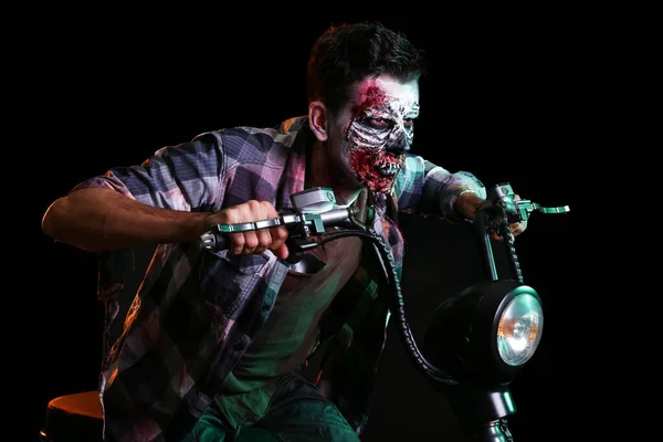 Ember Öltözött Halloween Zombi Motorkerékpár Sötét Háttér — Stock Fotó