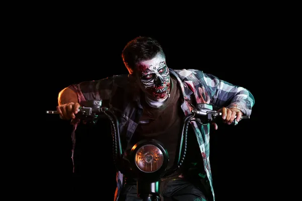 Mann Halloween Als Zombie Mit Motorrad Auf Dunklem Hintergrund Verkleidet — Stockfoto