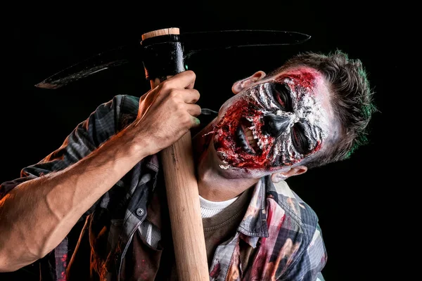 Gruseliger Zombie Mit Spitzhacke Auf Dunklem Hintergrund — Stockfoto