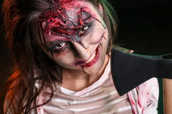 Gruselige Zombie Frau Mit Axt Auf Dunklem Hintergrund — Stockfoto