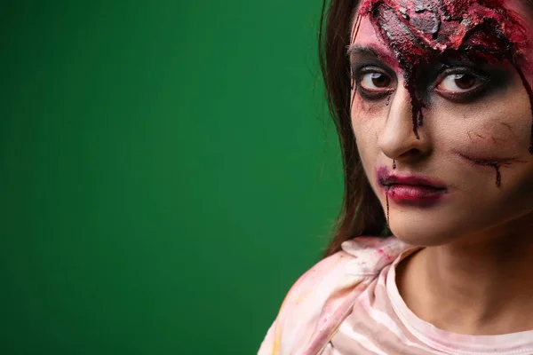 Unheimlich Zombie Frau Auf Farbigem Hintergrund — Stockfoto
