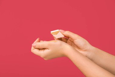 Makyaj süngeri bileğine sürmüş bir kadın var.