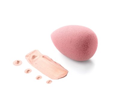 Beyaz arkaplanda şık makyaj süngeri ve temel örneği