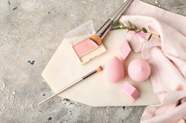 Makyaj süngerleri ve dekoratif kozmetik ürünleri.