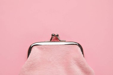 Pembe arka planda küçük cüzdan