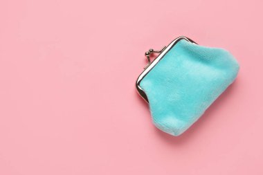 Pembe arka planda mavi cüzdan