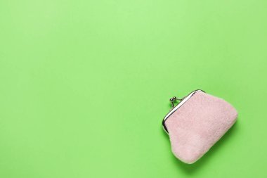 Yeşil arka planda pembe cüzdan