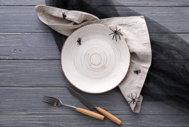 Gri ahşap arka planda örümceklerle Cadılar Bayramı sofrası