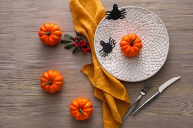 Ahşap zemin üzerinde balkabakları ile Cadılar Bayramı masa ayarları