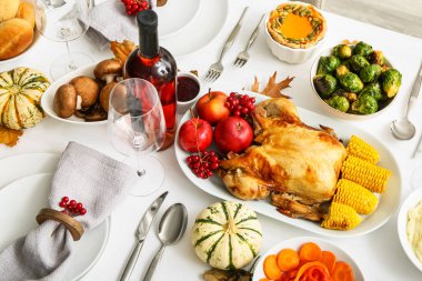 Şükran Günü yemeği için farklı yemekler ve güzel bir masa.