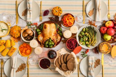 Şükran Günü yemeği için lezzetli kızarmış hindiyle sofra kurulumu.
