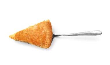 Beyaz arka planda lezzetli tavuklu börek.