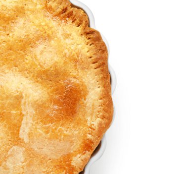 Beyaz arka planda lezzetli tavuklu turta pişirme, yakın plan.