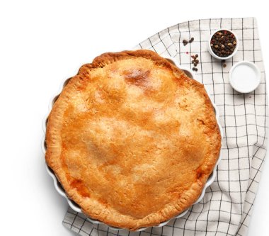 Beyaz arka planda lezzetli tavuklu turta.