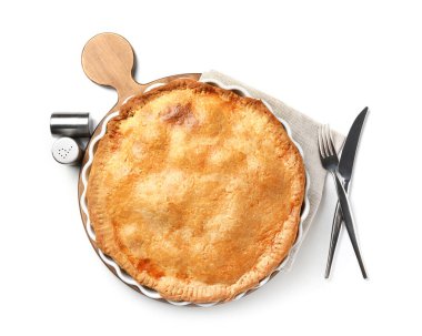 Beyaz arka planda lezzetli tavuklu turta.