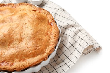 Beyaz arka planda lezzetli tavuklu turta pişirme, yakın plan.