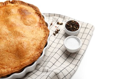 Beyaz arka planda lezzetli tavuklu turta pişirme, yakın plan.