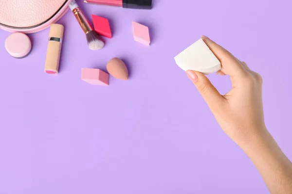 Mano Femenina Con Elegante Esponja Maquillaje Cosméticos Decorativos Sobre Fondo —  Fotos de Stock