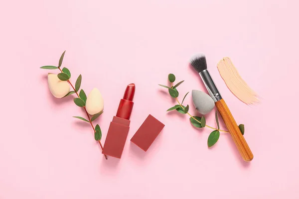 Stilvolle Make Schwämme Lippenstift Und Pinsel Auf Farbigem Hintergrund — Stockfoto