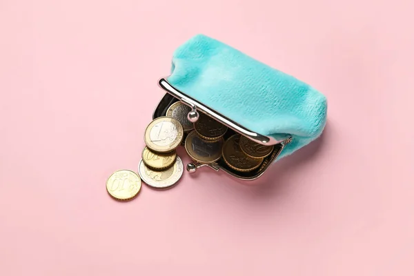 Синий Бумажник Монетами Розовом Фоне — стоковое фото