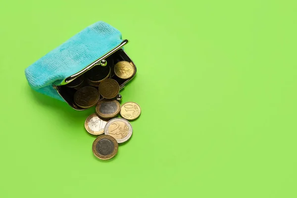 Голубой Бумажник Монетами Зеленом Фоне — стоковое фото