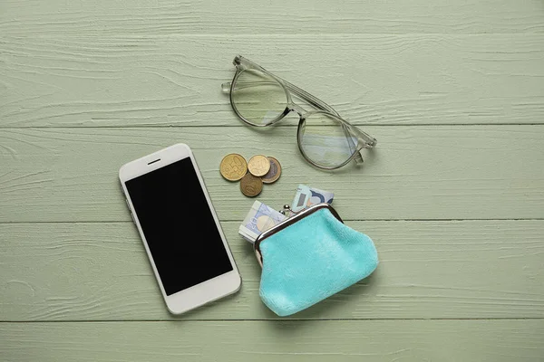 Carteira Com Dinheiro Óculos Telefone Celular Fundo Madeira Verde — Fotografia de Stock