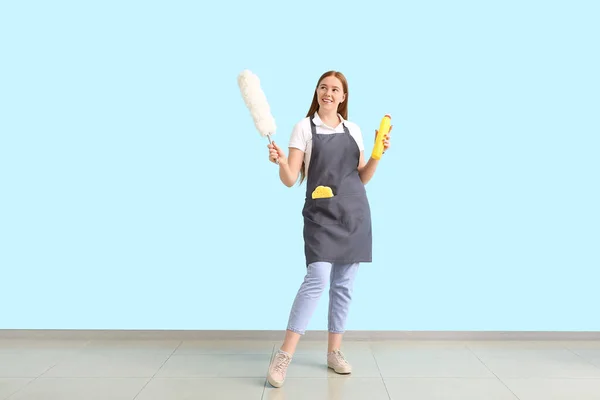 Giovane Donna Con Prodotti Pulizia Vicino Alla Parete Colore — Foto Stock