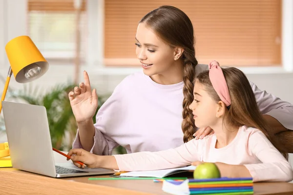 Petite Fille Avec Mère Faisant Des Leçons Maison — Photo