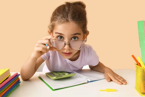 Kleines Mädchen Macht Hausaufgaben Tisch Auf Farbigem Hintergrund — Stockfoto