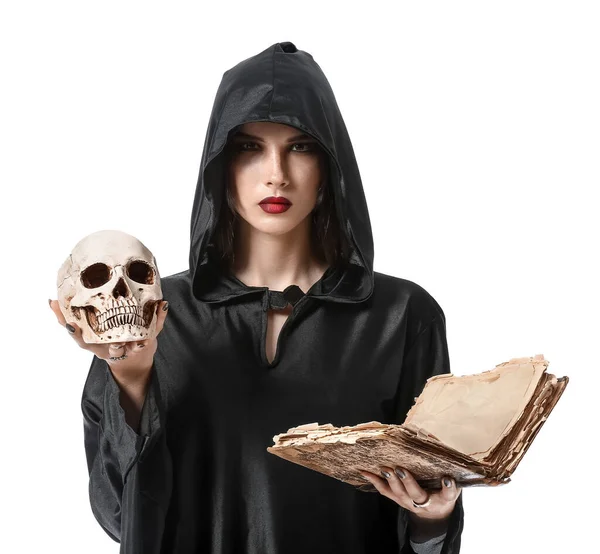 头盖骨和白底魔法书的年轻女巫 — 图库照片
