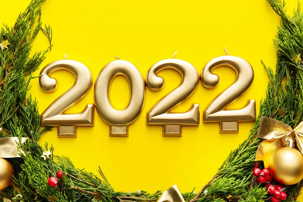 Figuur 2022 Met Kerstdecor Gele Achtergrond — Stockfoto