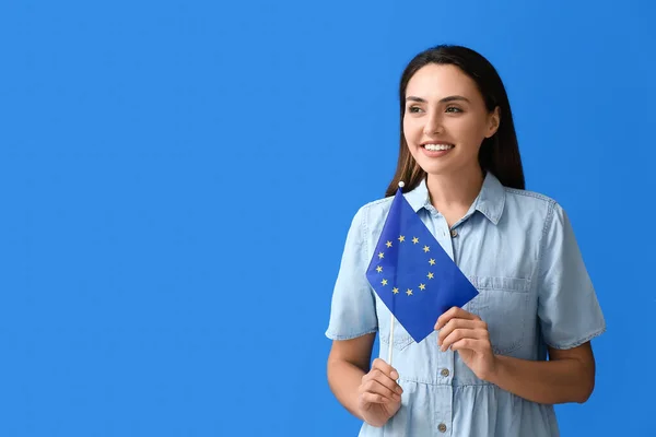 Νεαρή Γυναίκα Σημαία Της Ευρωπαϊκής Ένωσης Στο Φόντο Χρώμα — Φωτογραφία Αρχείου