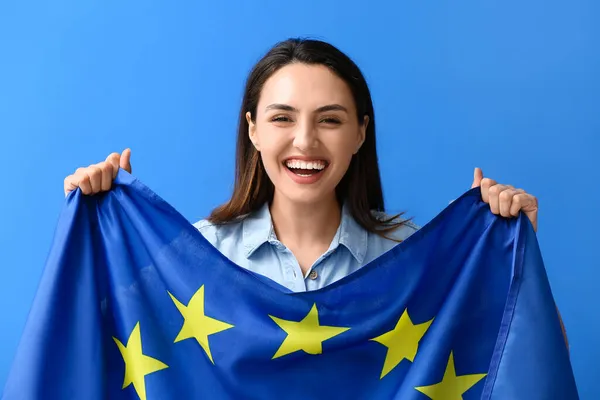 Νεαρή Γυναίκα Σημαία Της Ευρωπαϊκής Ένωσης Στο Φόντο Χρώμα — Φωτογραφία Αρχείου
