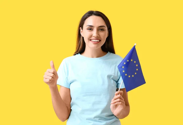 Jonge Vrouw Met Vlag Van Europese Unie Tonen Duim Kleur — Stockfoto