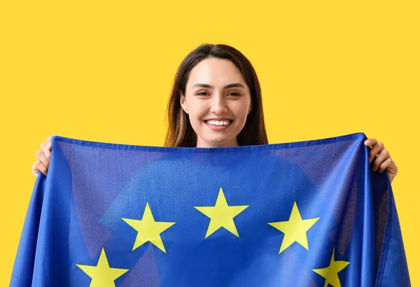 Молодая Женщина Флагом Европейского Союза Цветном Фоне — стоковое фото