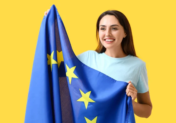 Junge Frau Mit Flagge Der Europäischen Union Auf Farbigem Hintergrund — Stockfoto