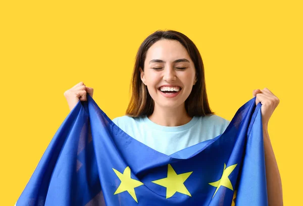 Junge Frau Mit Flagge Der Europäischen Union Auf Farbigem Hintergrund — Stockfoto