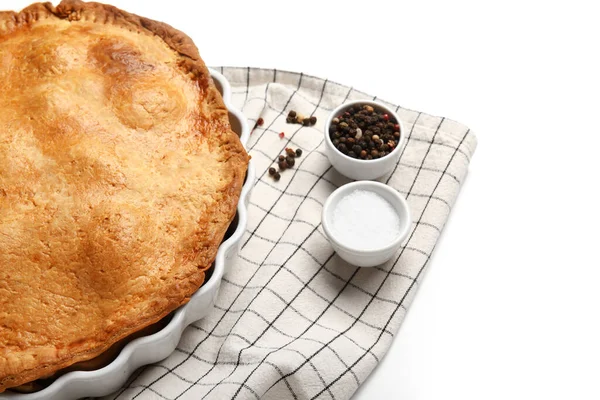 Beyaz arka planda lezzetli tavuklu turta pişirme, yakın plan.