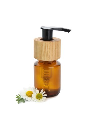 Beyaz arka planda bir şişe papatya yağı