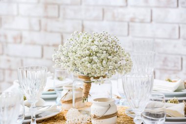 Restoranda çingene çiçekleri olan güzel bir masa.