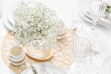 Açık arkaplanda çigila çiçekleri olan güzel bir masa.