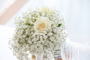 Işıklı arka planda güzel bir düğün buketi, yakın plan