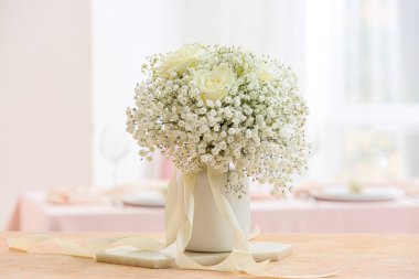 Restorandaki masada güzel bir düğün buketi