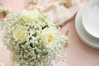 Güzel düğün buketi masada, yakın plan.