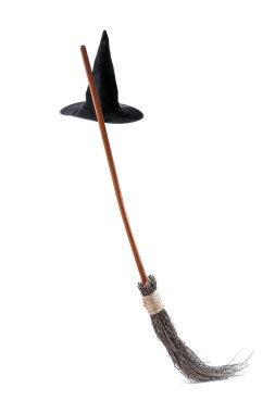 Cadı şapkası ve süpürgesi beyazda izole edilmiş.